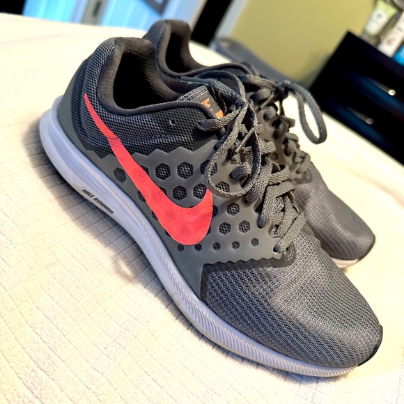 Ladies Nike Running Shoes - Size 8.5 - Picture 2 of 7